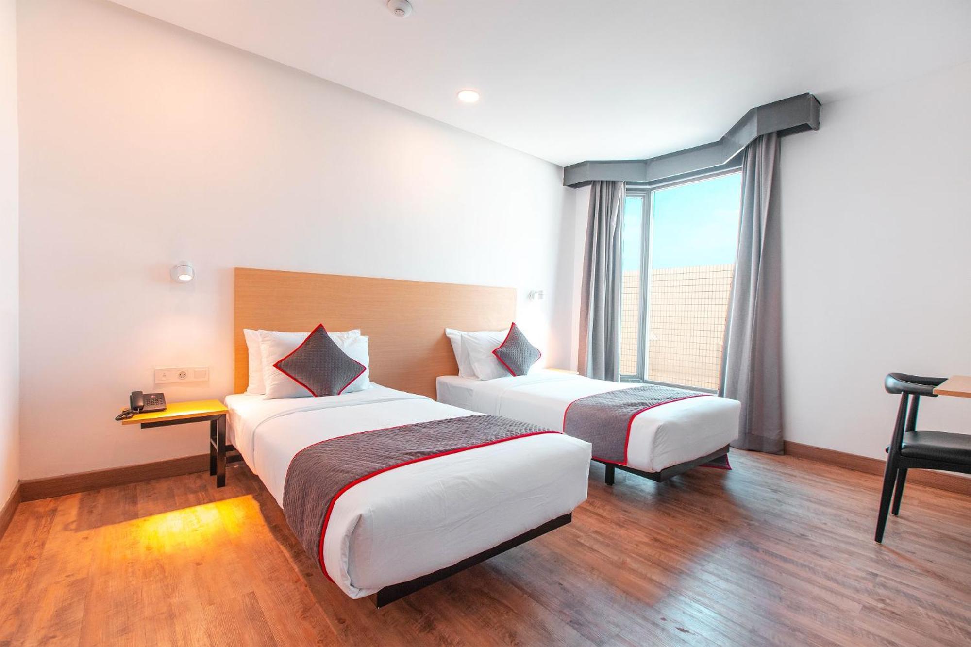 Super Oyo Townhouse 1 Hotel Salemba Jakarta Exterior photo